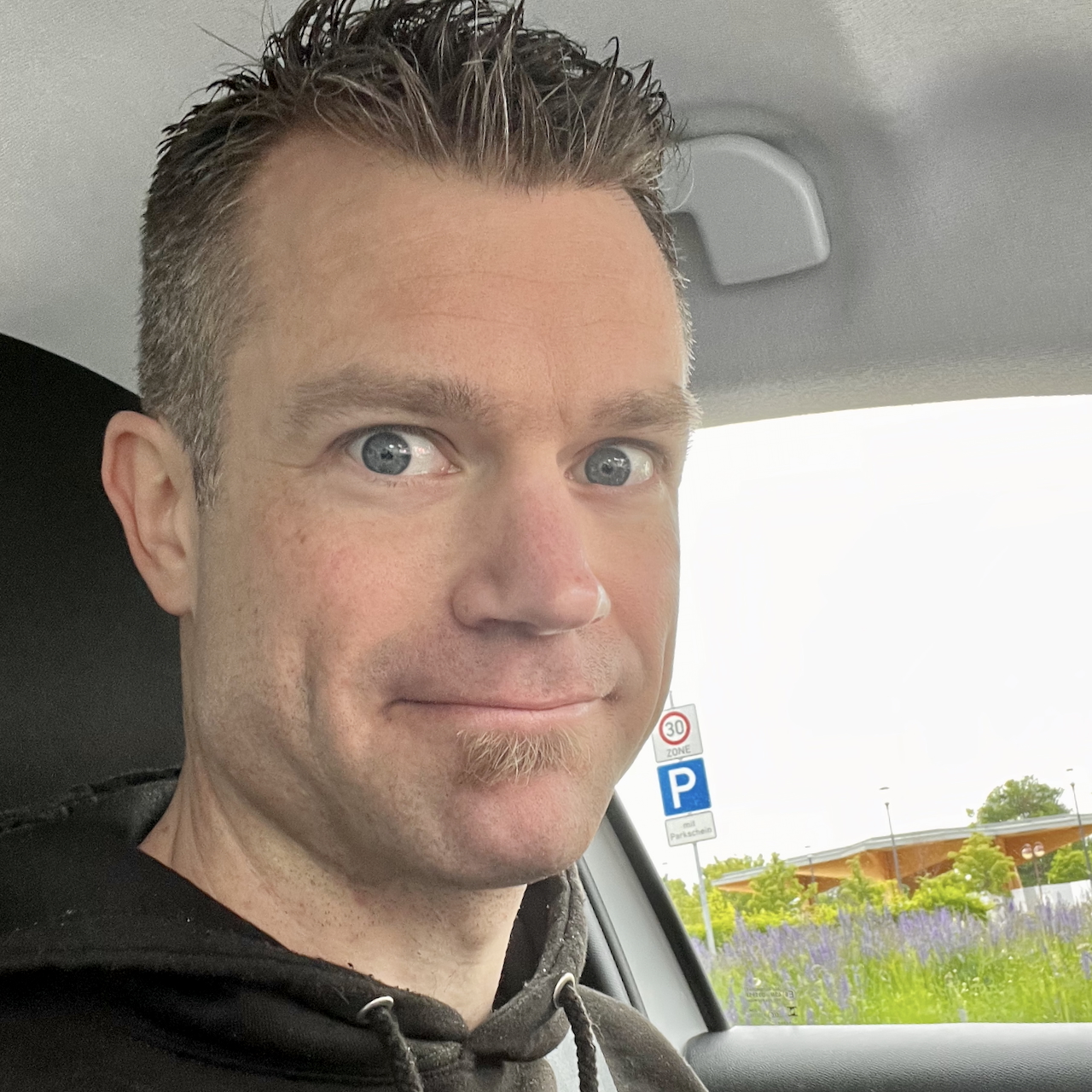 Tobias, der Podcast-Host lächelt in die Kamera.